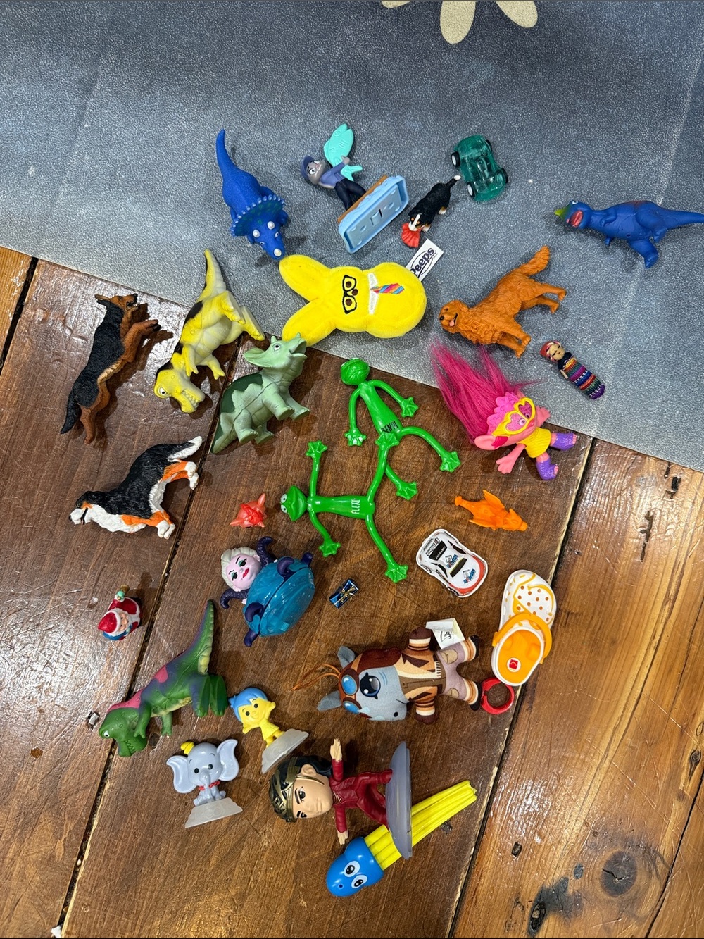 Mixed Kids Action Figures & Playset Characters Toys Trinkets Fidgets